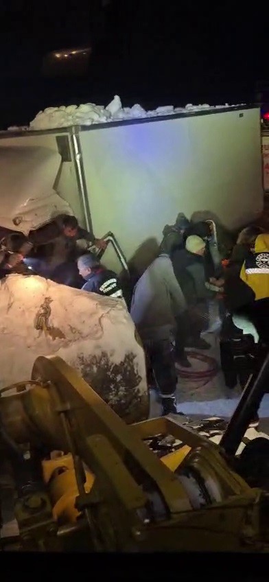 Erzurum’da Kar Yağışı ve Fırtına Nedeniyle Kamyon Çarpıştı: 1 Ölü