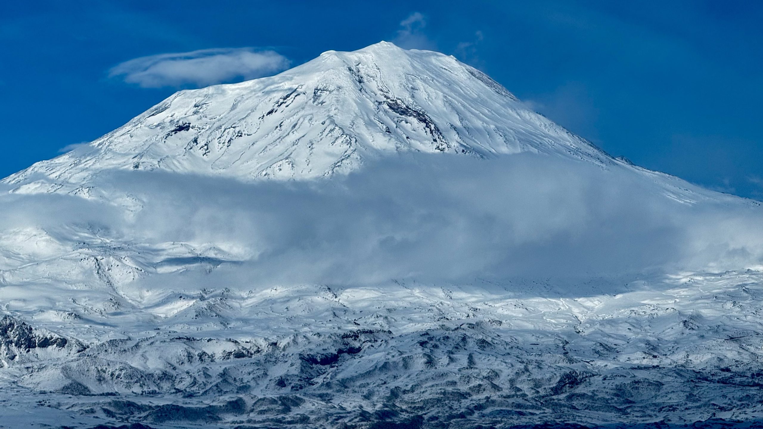 Ağrı Dağı Zirvesi Beyaz Örtüsüyle Büyülüyor