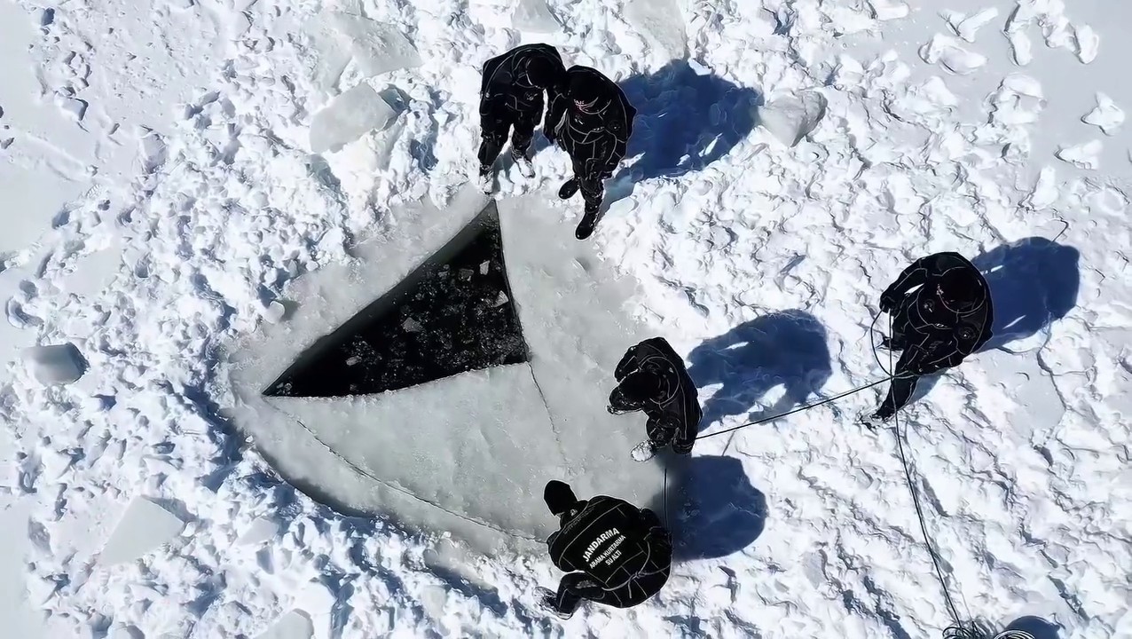 Erzurum’da Jandarma SAK Timinden Buz Altı Dalış Eğitimi
