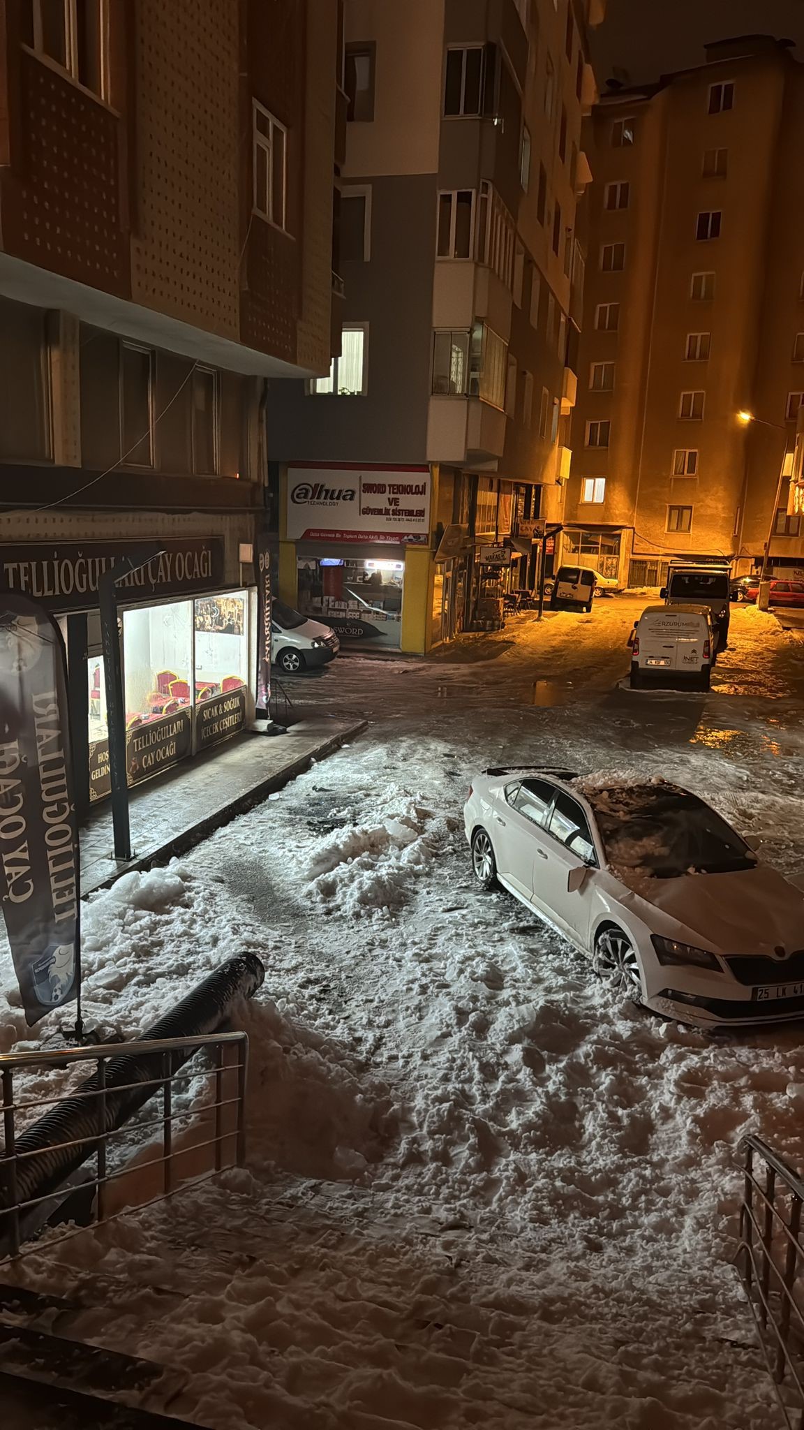Çatıdan Kopan Kar Kütlesi Park Halindeki Otomobili Hurdaya Çevirdi