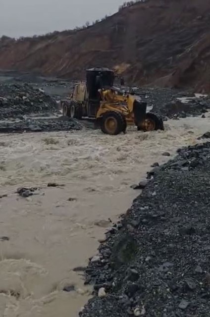 Elazığ Palu’da Şiddetli Yağışlar Sel ve Ulaşım Kesintisine Yol Açtı