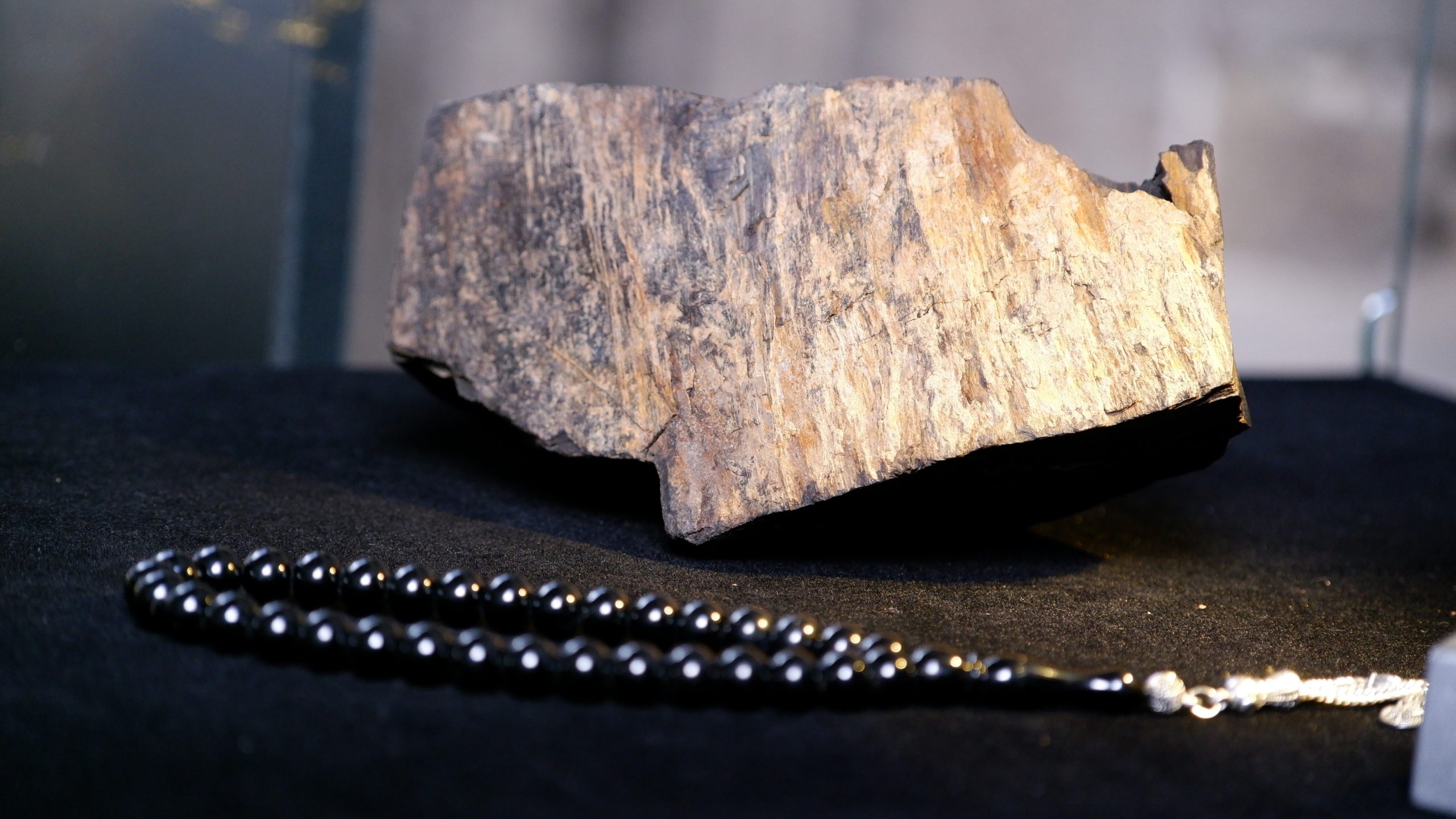 Yer Altından Vitrine: Oltu Taşı’nın Emek Dolu Hikâyesi