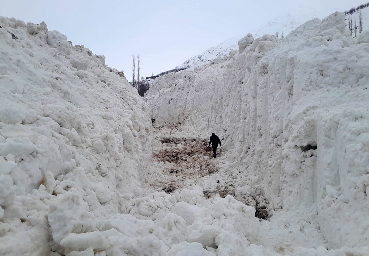 Hakkari’de Çığ İnanılmaz Manzaralar Oluşturdu