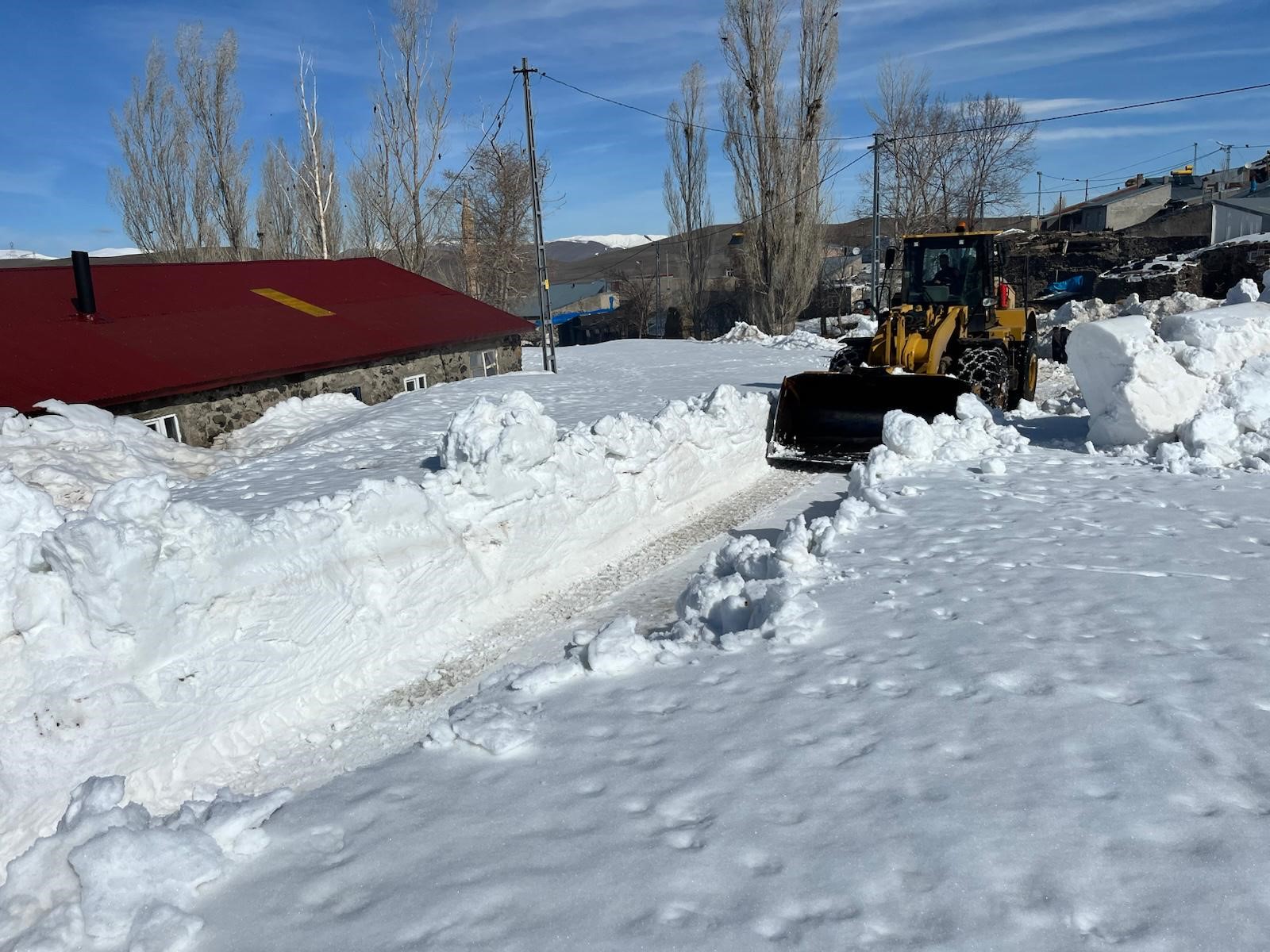 Erzurum’da Kırsal Kesimlerde Karla Mücadele Sürüyor