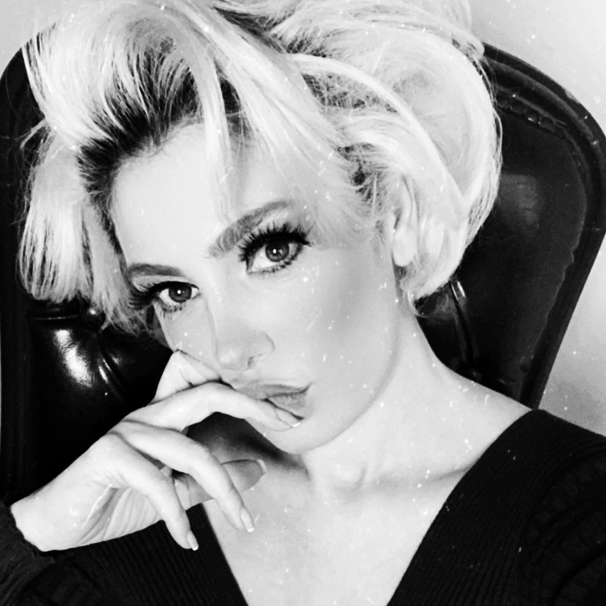 Oyuncu Burcu Binici’nin Kariyer Yolculuğu Dikkat Çekiyor