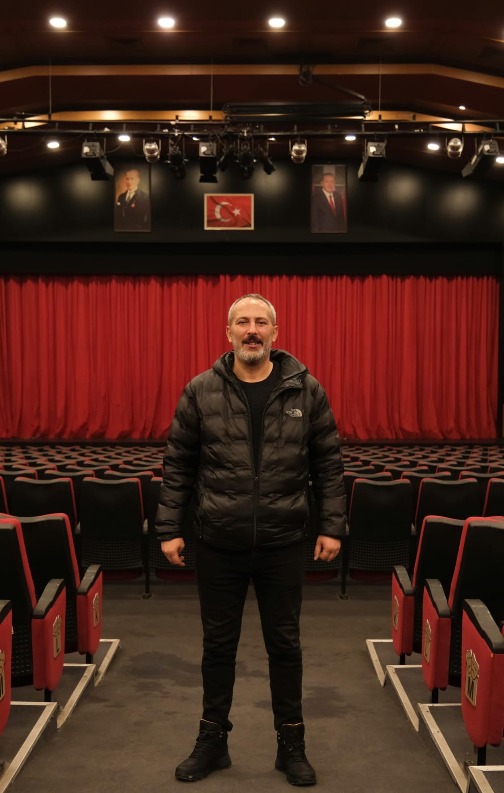 Erzurum’un Tiyatro Emekçisi Oktay Parlar, Sanat ve Eğitim Çalışmalarıyla Dikkat Çekiyor