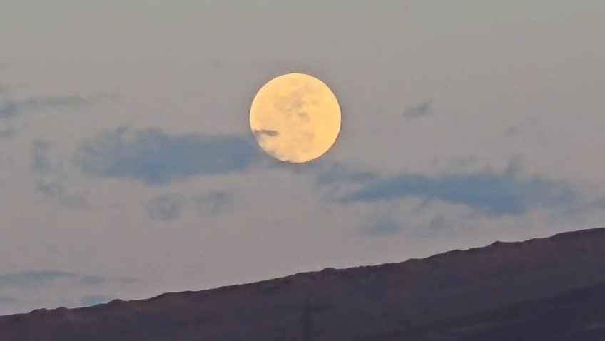 Van’da Erek Dağı’ndan Yükselen “Pembe Dolunay” Görsel Şölen Yarattı