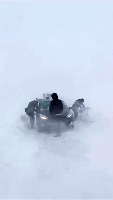 Karayazı’da Yoğun Kar ve Tipi: Köy Yolları Ulaşıma Açıldı