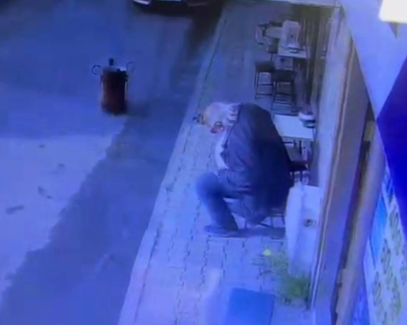 Erzurum’da Gülümseten Olay: Taburede Uyuyakaldı, Yere Düştü