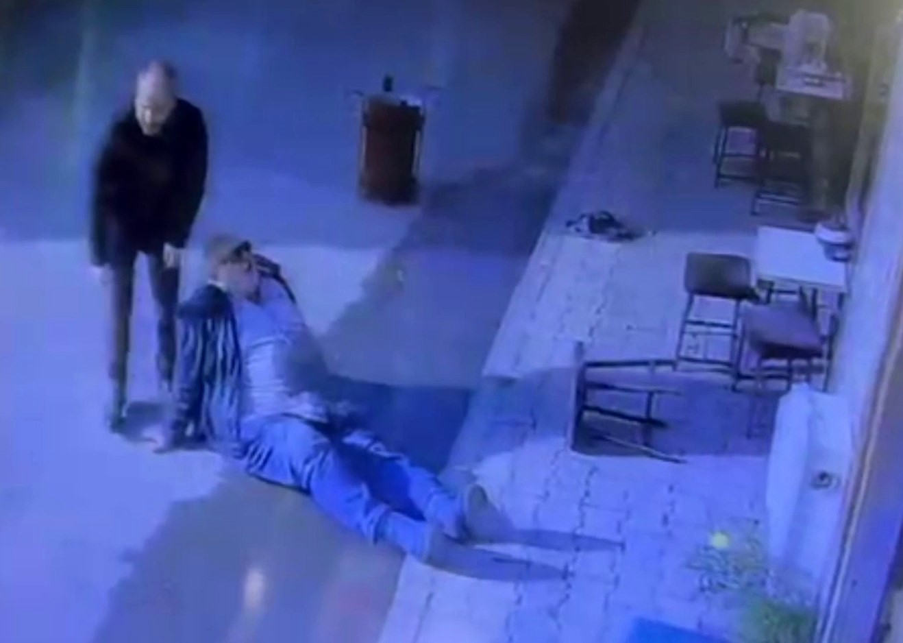 Erzurum’da Gülümseten Olay: Taburede Uyuyakaldı, Yere Düştü