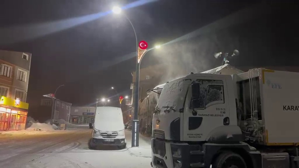 Karayazı’da Kar Yağışı ve Tipi Etkisini Sürdürüyor