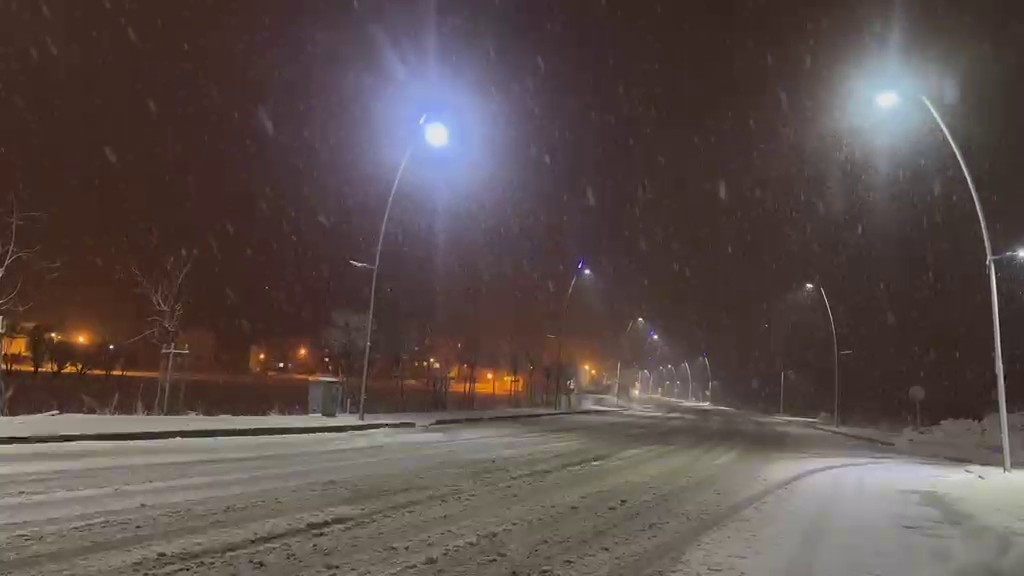 Karayazı’da Kar Yağışı ve Tipi Etkisini Sürdürüyor