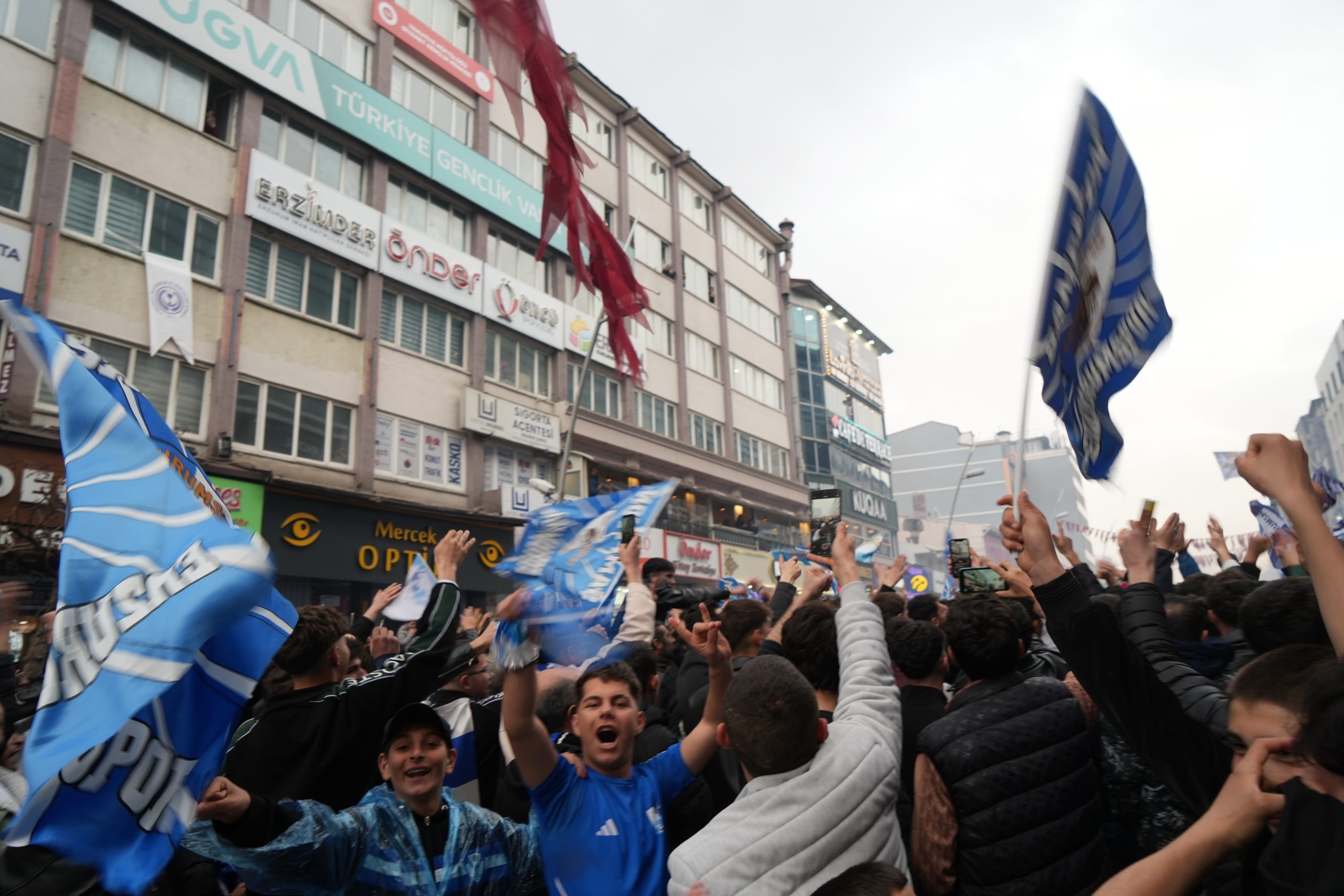 Dadaşlar Geri Döndü: Erzurumspor FK Süper Lig Biletini Aldı, Erzurum Sokaklara Taştı!