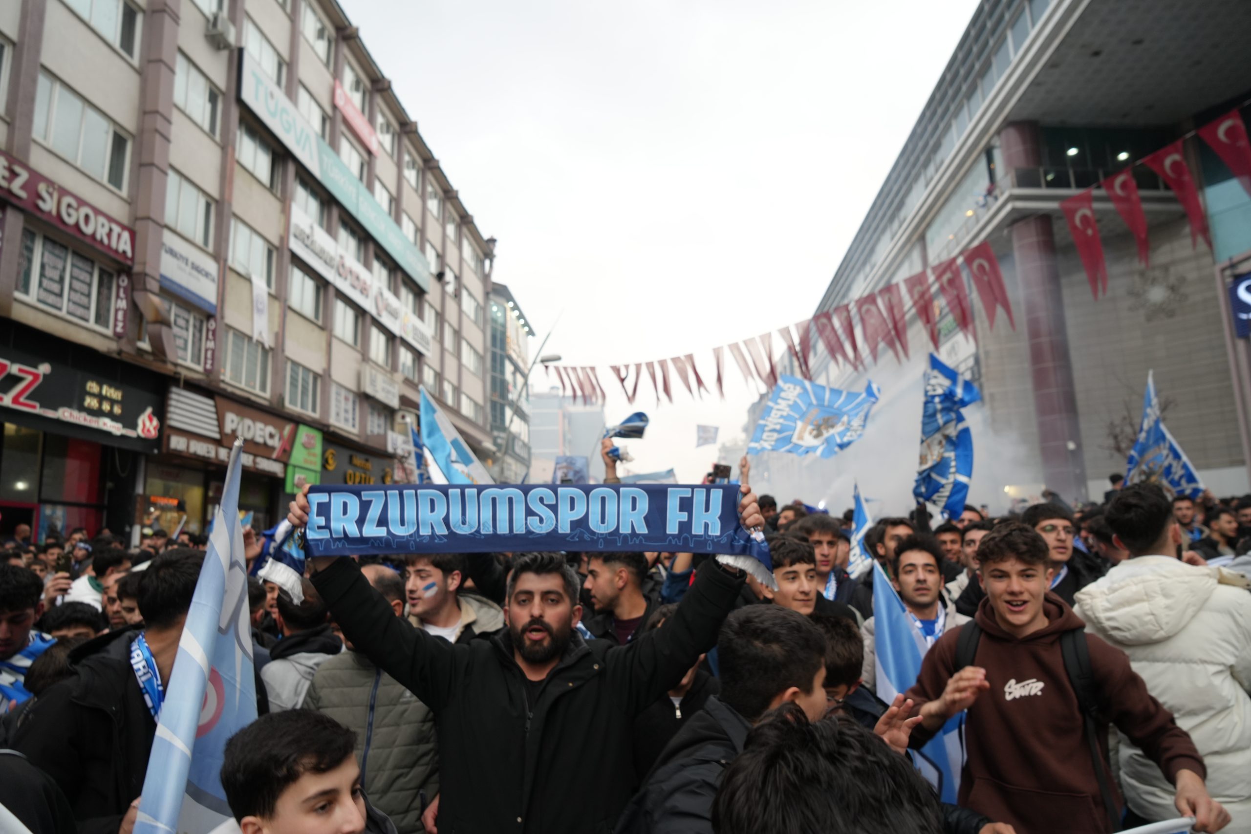 Dadaşlar Geri Döndü: Erzurumspor FK Süper Lig Biletini Aldı, Erzurum Sokaklara Taştı!