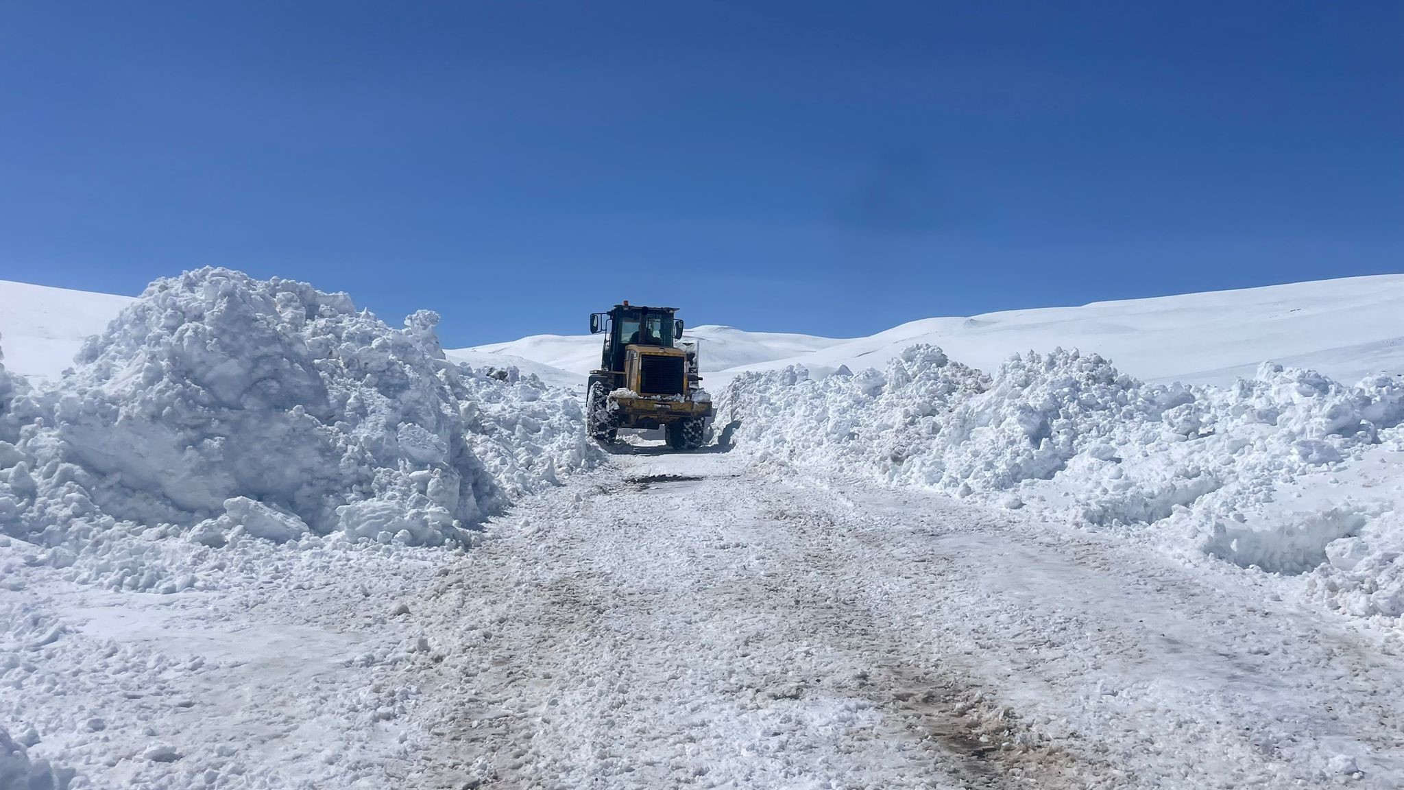 Erzurum’da Karla Mücadele Zorlu Geçti: Eğriçayır Mezrası Yolu Açıldı