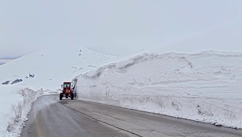 Palandöken Geçidi’nde Nisan Sonunda Kar Mesaisi Devam Ediyor