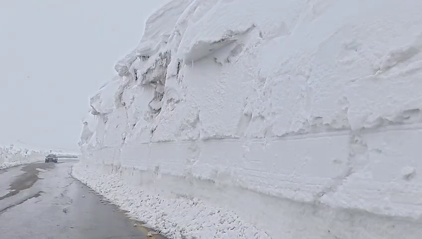 Palandöken Geçidi’nde Nisan Sonunda Kar Mesaisi Devam Ediyor