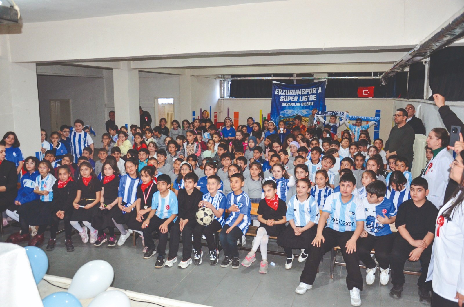 Mustafa Yumlu ve Sefa Akgün Sınıfa Girdi, Çocuklar Coştu