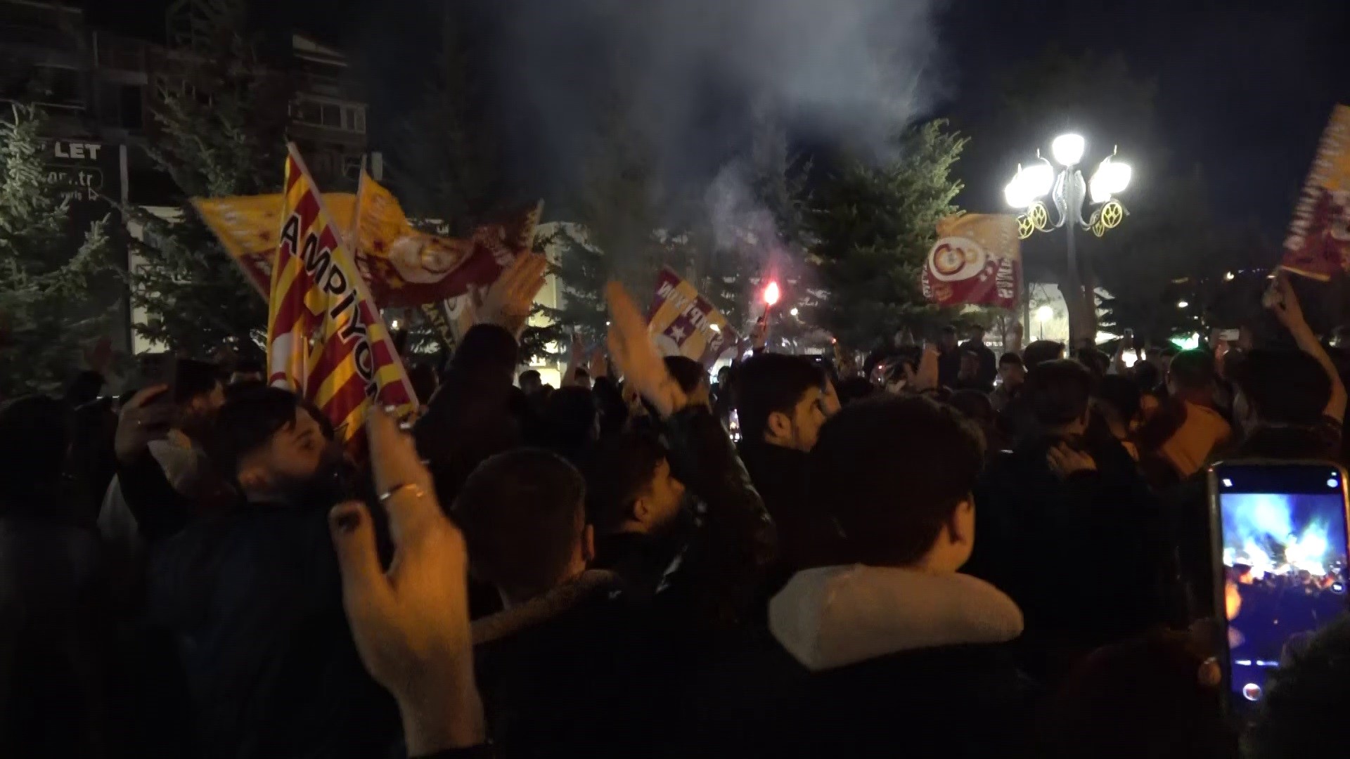 Galatasaray, Fenerbahçe’yi 3-0 Mağlup Ederek Şampiyonluk Yolunda Büyük Avantaj Elde Etti