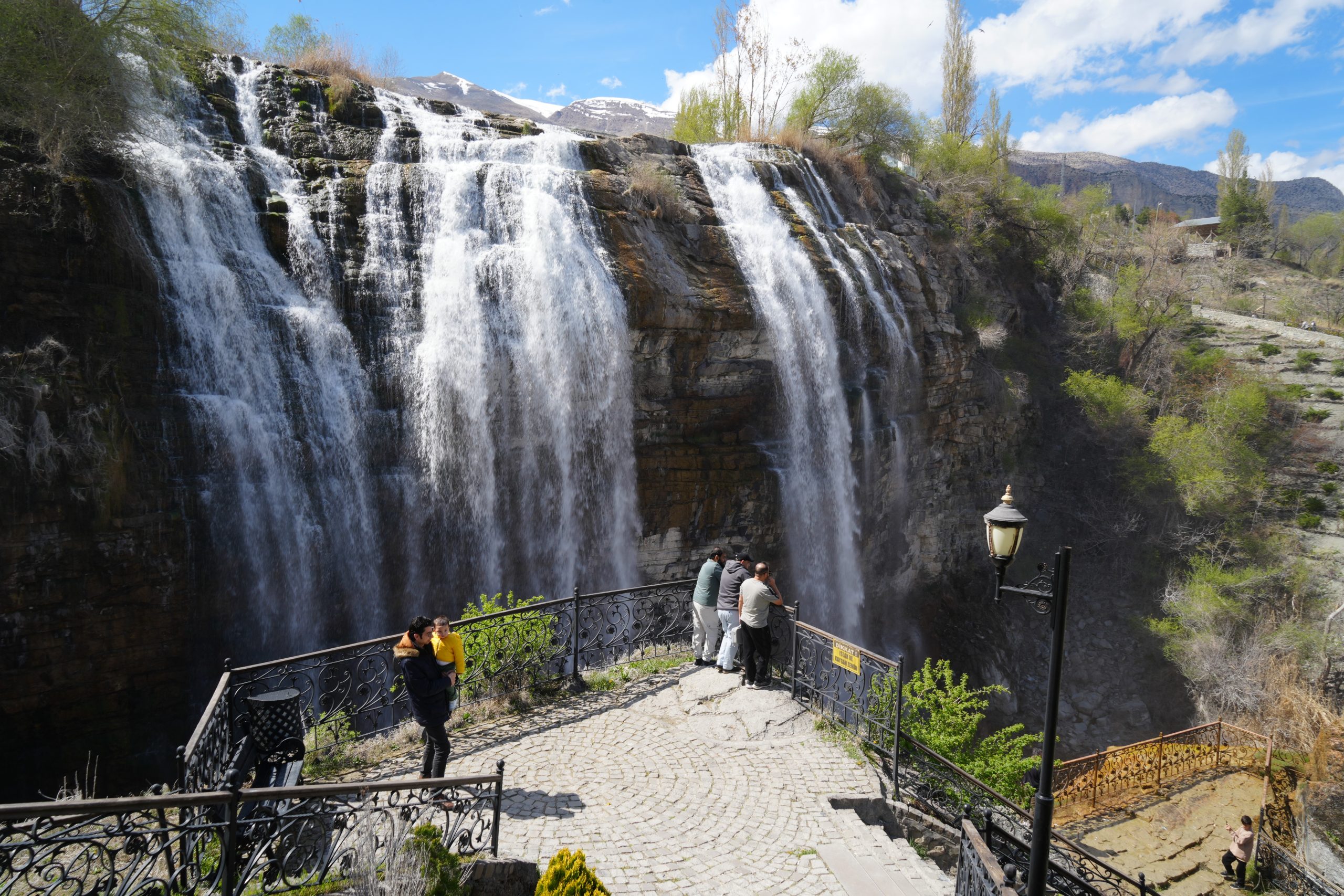 Tortum Şelalesi, Baharın Gelmesiyle Görsel Şölene Dönüştü