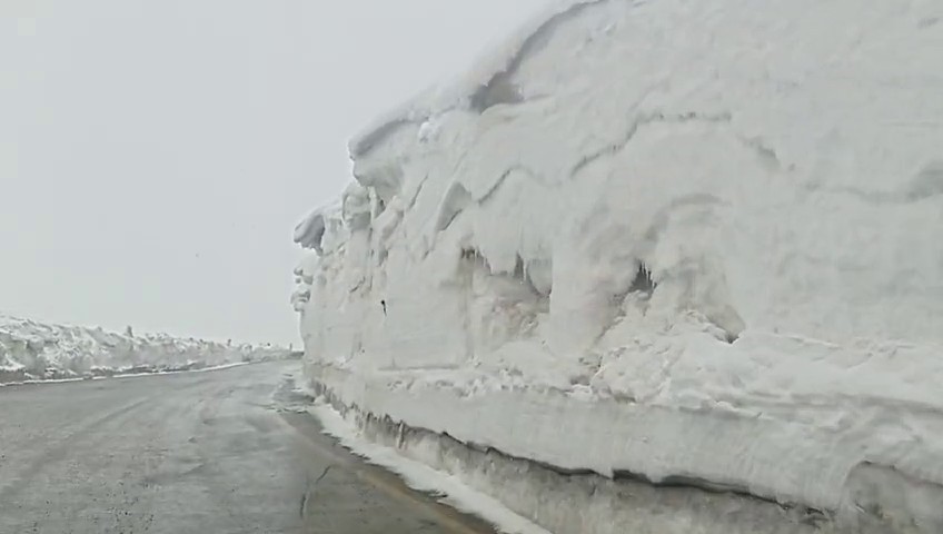 Palandöken Geçidi’nde Baharda Kış: Kar 8 Metreyi Buldu, Tipi Ulaşımı Zorluyor