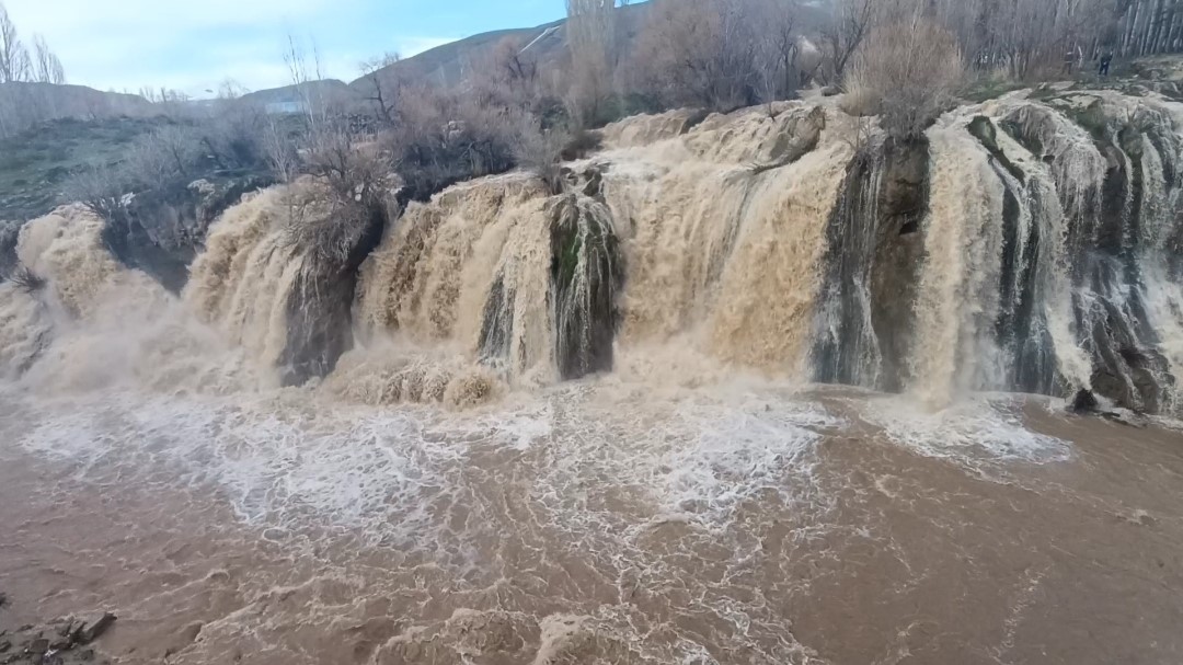 Doğa Kendini Yeniliyor: Muradiye Şelalesi’nde Görsel Şölen