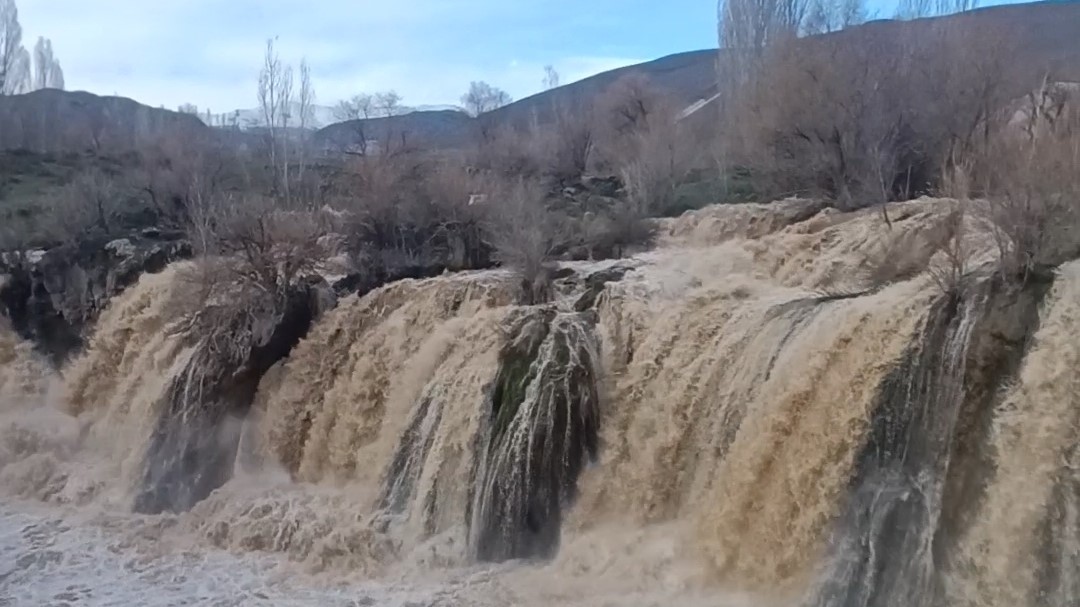 Doğa Kendini Yeniliyor: Muradiye Şelalesi’nde Görsel Şölen