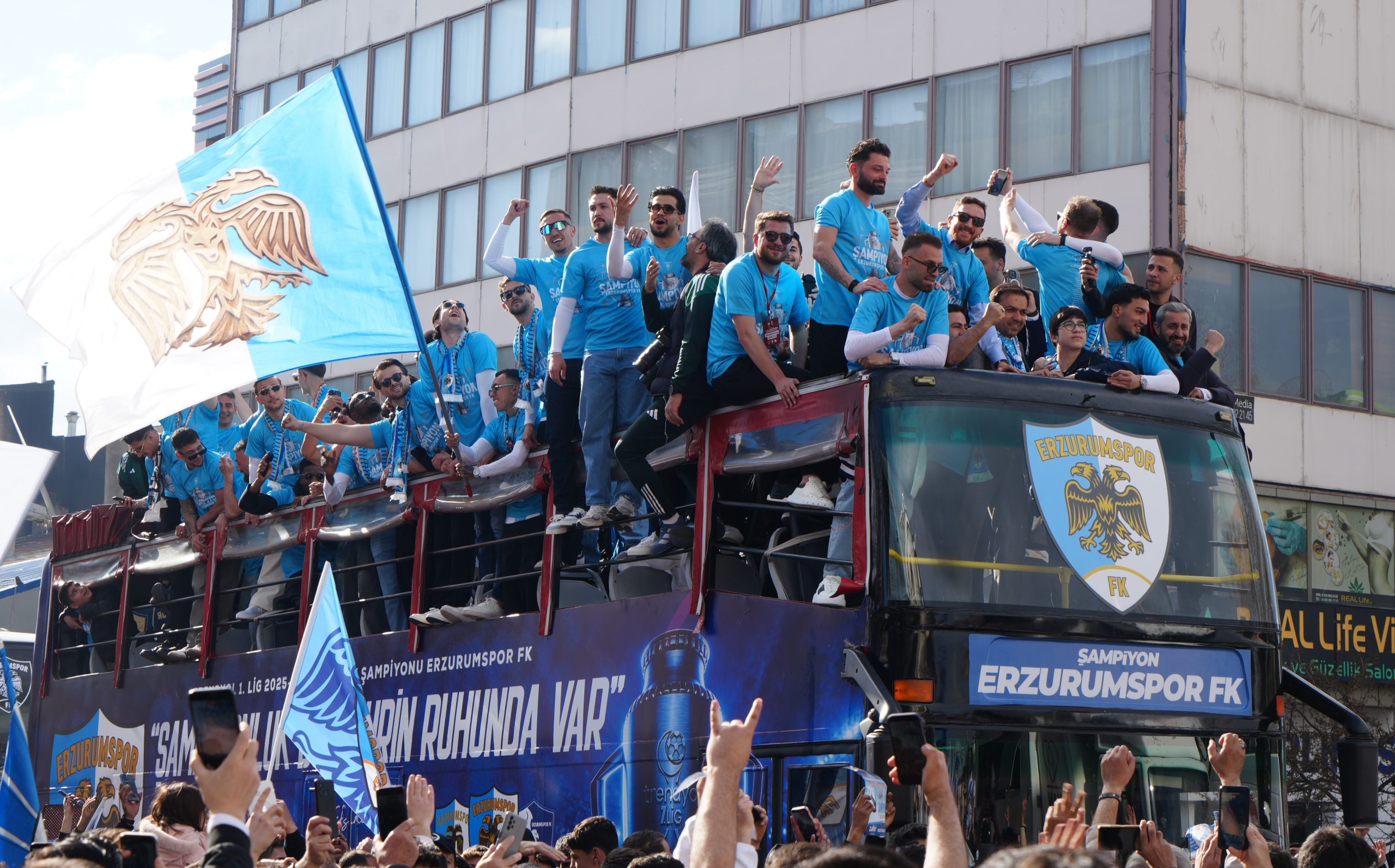 Erzurum’da Bayram Var! Erzurumspor FK Şampiyonluğu Taraftarıyla Kutladı
