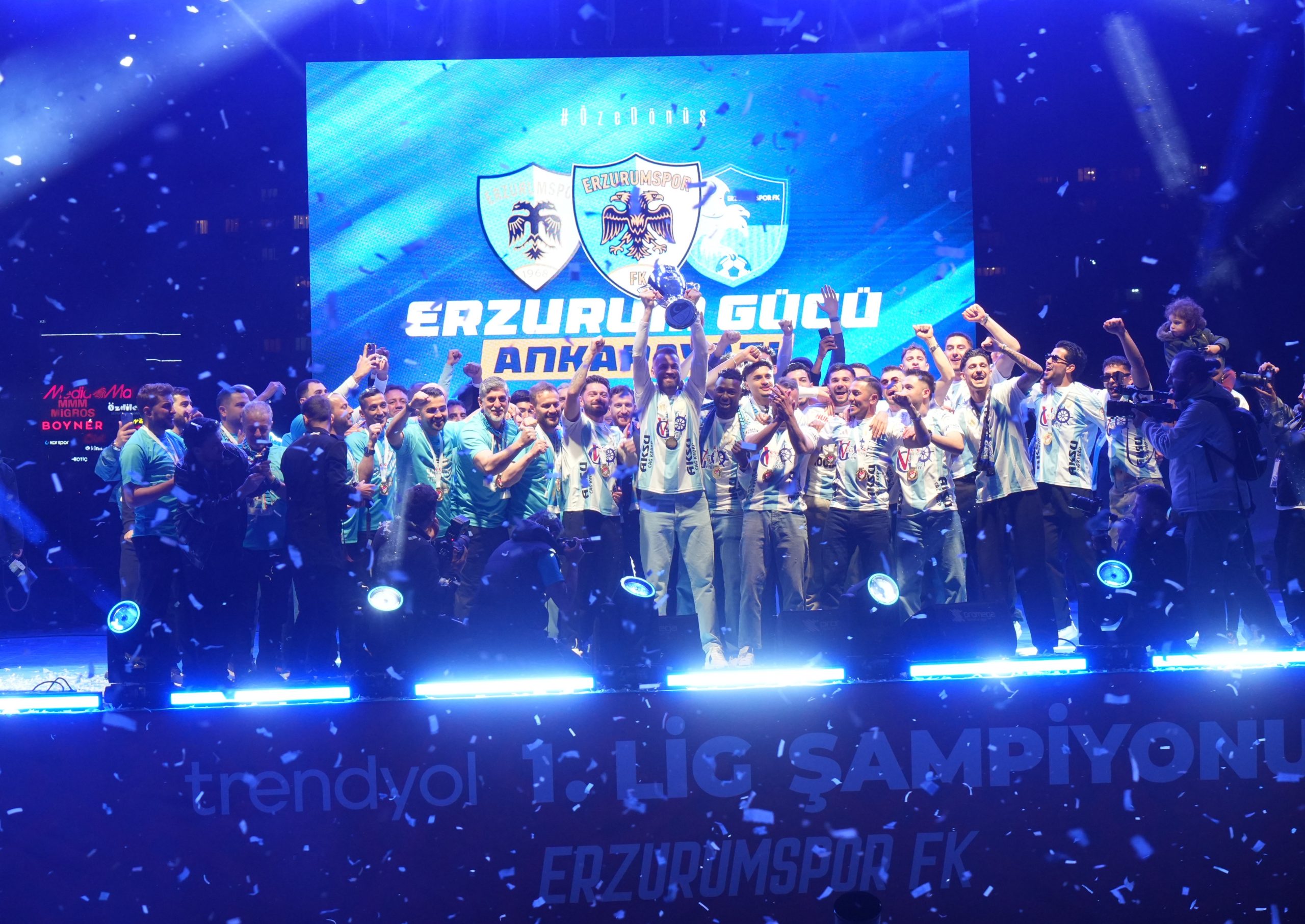 Kupalar Mavi-Beyaz: Erzurumspor FK Şampiyonluğu Kutladı