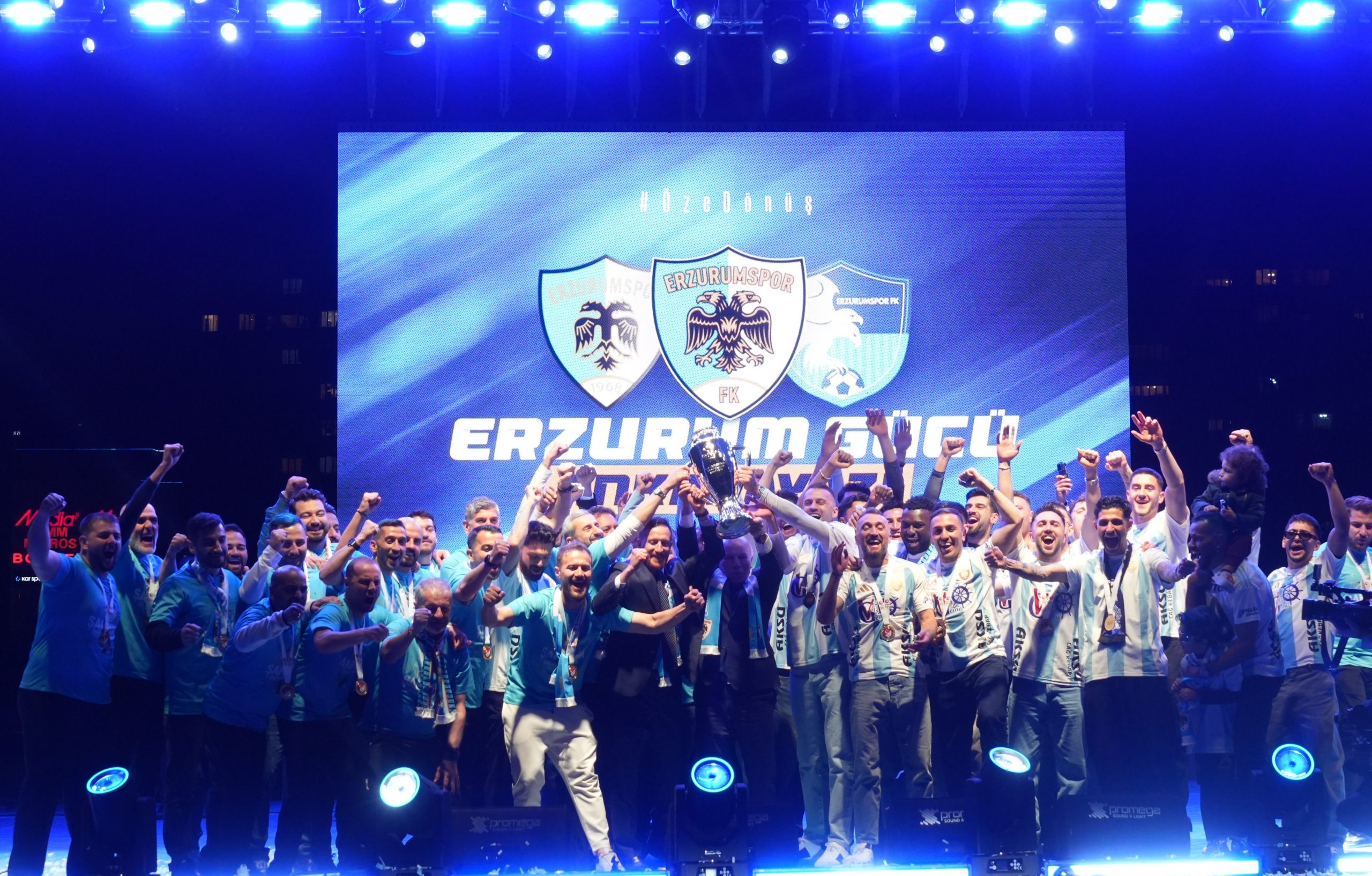 Kupalar Mavi-Beyaz: Erzurumspor FK Şampiyonluğu Kutladı