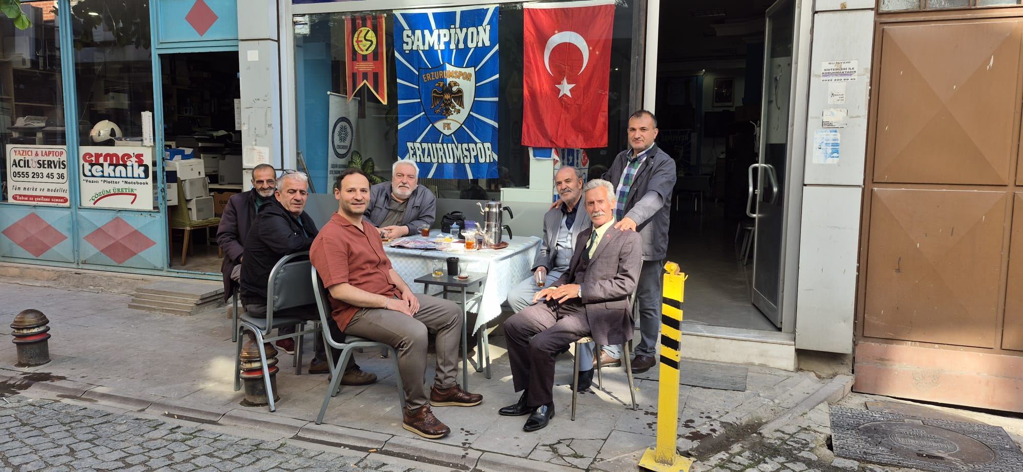 Dernek Önünde Dostluk ve Muhabbet Buluşması