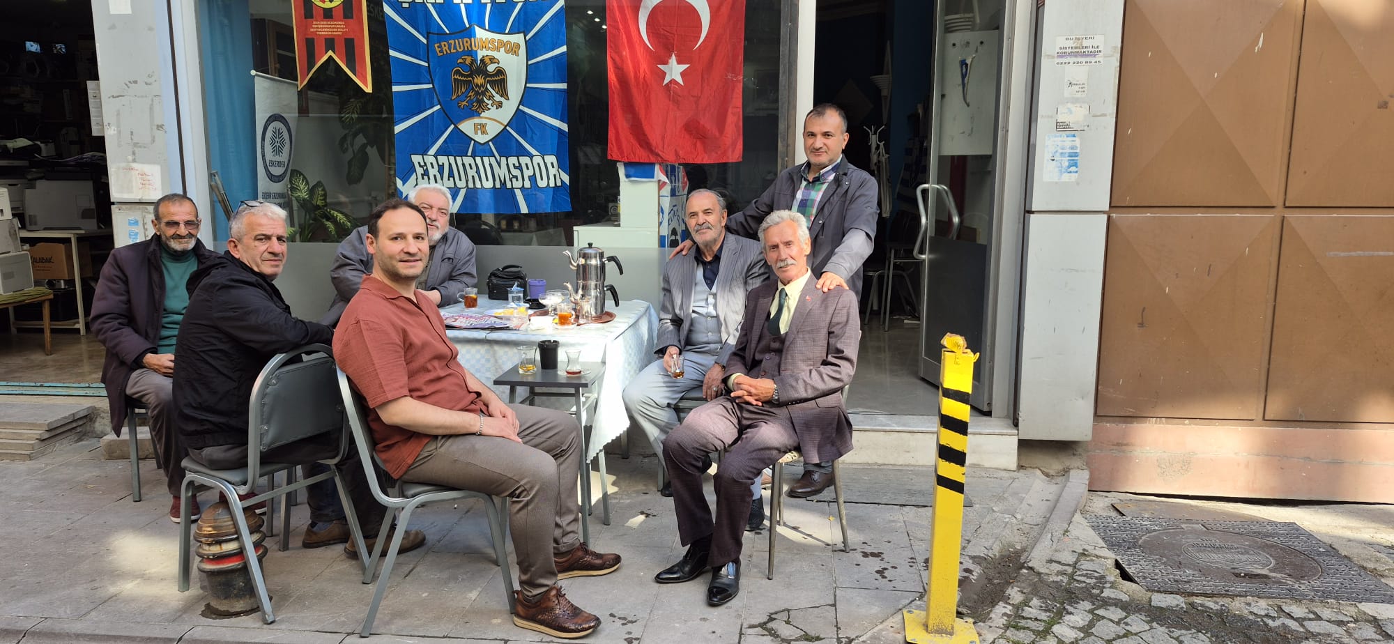 Dernek Önünde Dostluk ve Muhabbet Buluşması