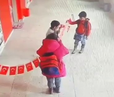 Erzurum’da öğrencilerden örnek davranış: Yere düşen Türk bayraklarını öpüp yerine asmaya çalıştılar