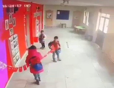 Erzurum’da öğrencilerden örnek davranış: Yere düşen Türk bayraklarını öpüp yerine asmaya çalıştılar