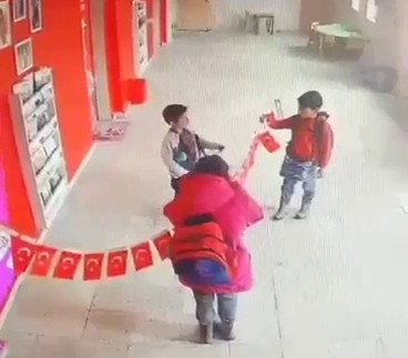 Erzurum’da öğrencilerden örnek davranış: Yere düşen Türk bayraklarını öpüp yerine asmaya çalıştılar