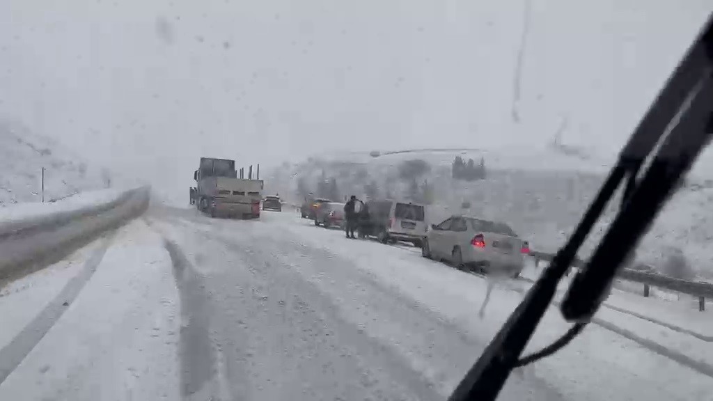Doğu’da Kış Mesaisi Yeniden Başladı: Erzurum’da Kar Etkisini Artırdı