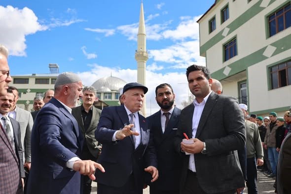 Başkan Sekmen Çat’ta Mahalleleri ve Vatandaşları Ziyaret Etti