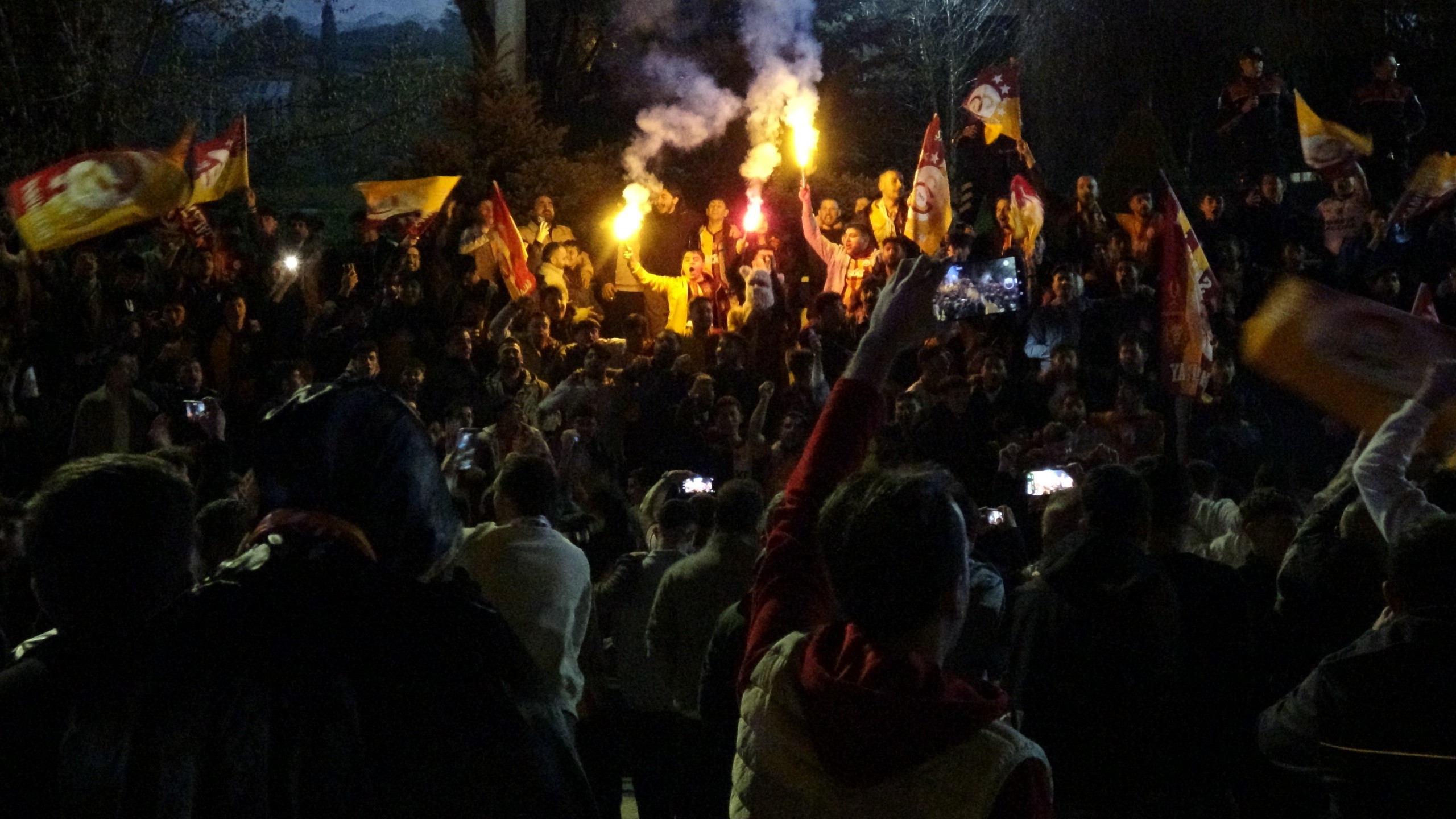 Erzurum’da Galatasaray Coşkusu: Taraftarlar Sokaklara Akın Etti