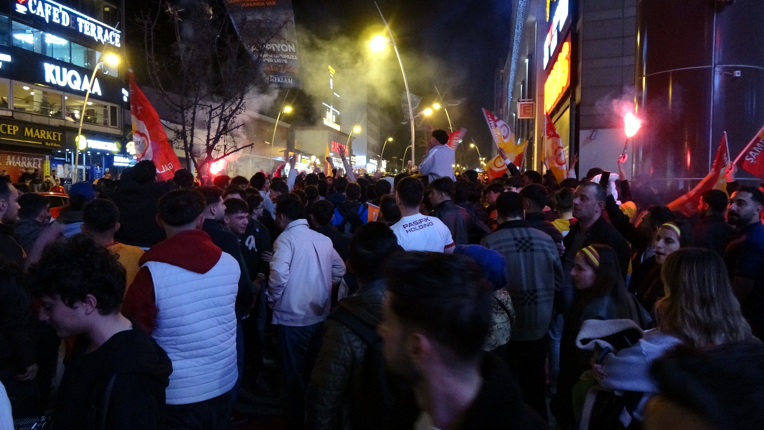 Erzurum’da Galatasaray Coşkusu: Taraftarlar Sokaklara Akın Etti