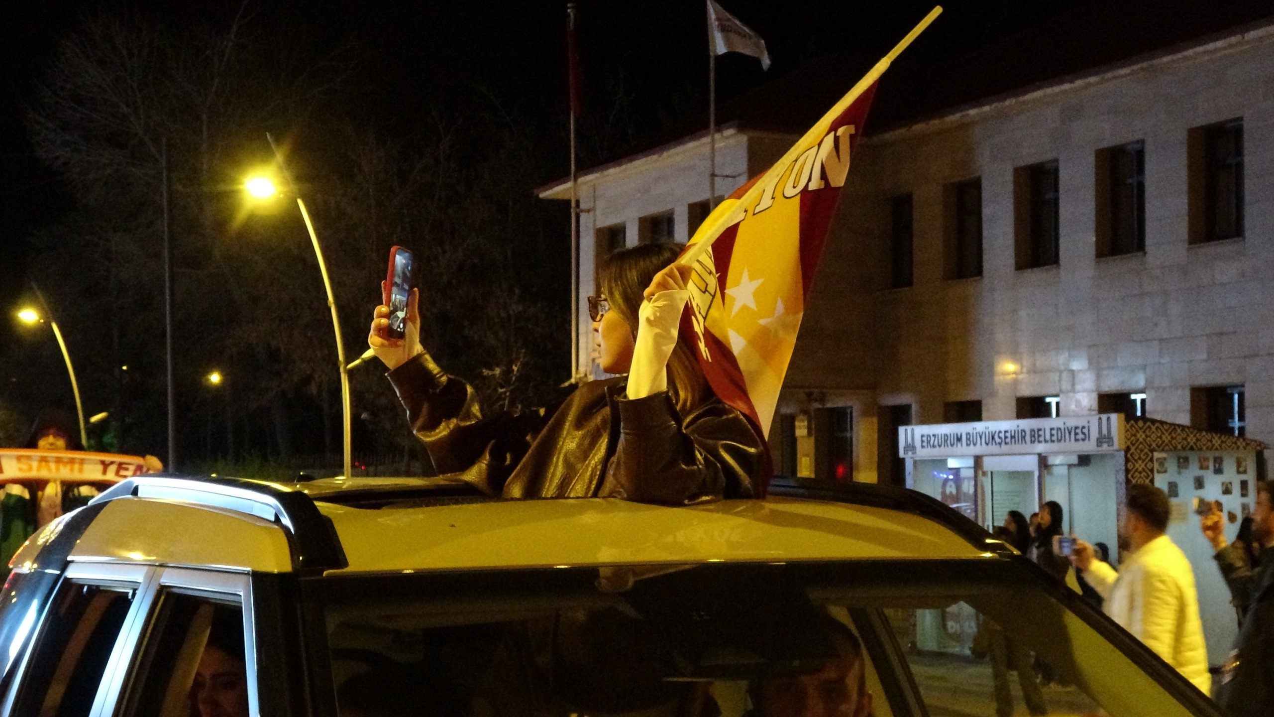 Erzurum’da Galatasaray Coşkusu: Taraftarlar Sokaklara Akın Etti