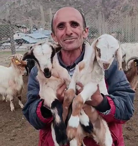 Şahin Dürlü’nden Yürek Isıtan Görüntüler: Yeni Doğan Oğlaklara Şefkat Yağdırdı