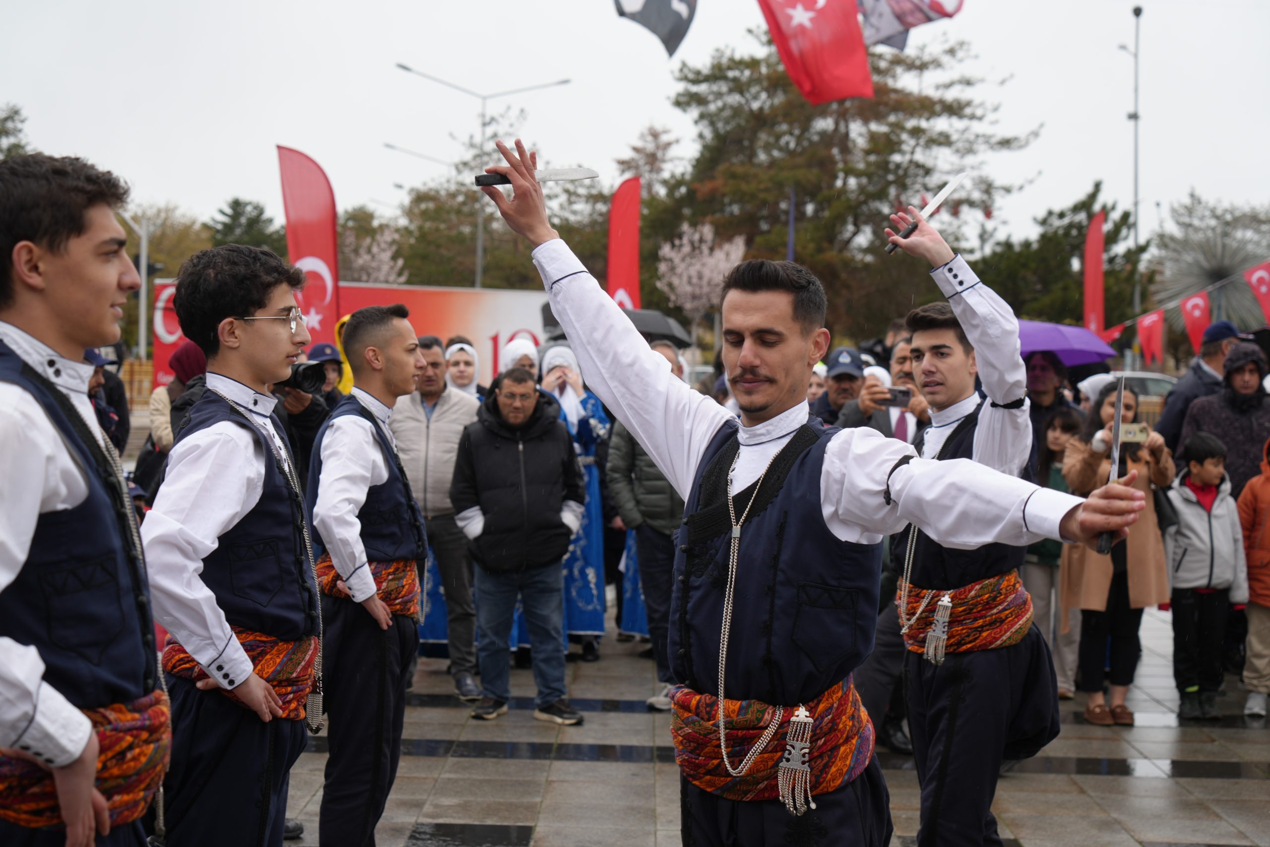 Erzurum’da 19 Mayıs Coşkusu Yağmura Rağmen Meydanlara Taştı