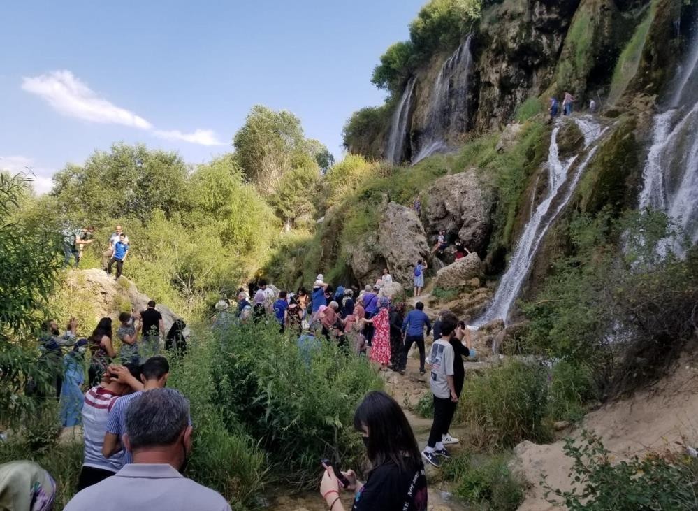 ERZİNCAN’DA GİRLEVİK ŞELALESİ COŞTU: DOĞASEVERLERİN AKININA UĞRUYOR