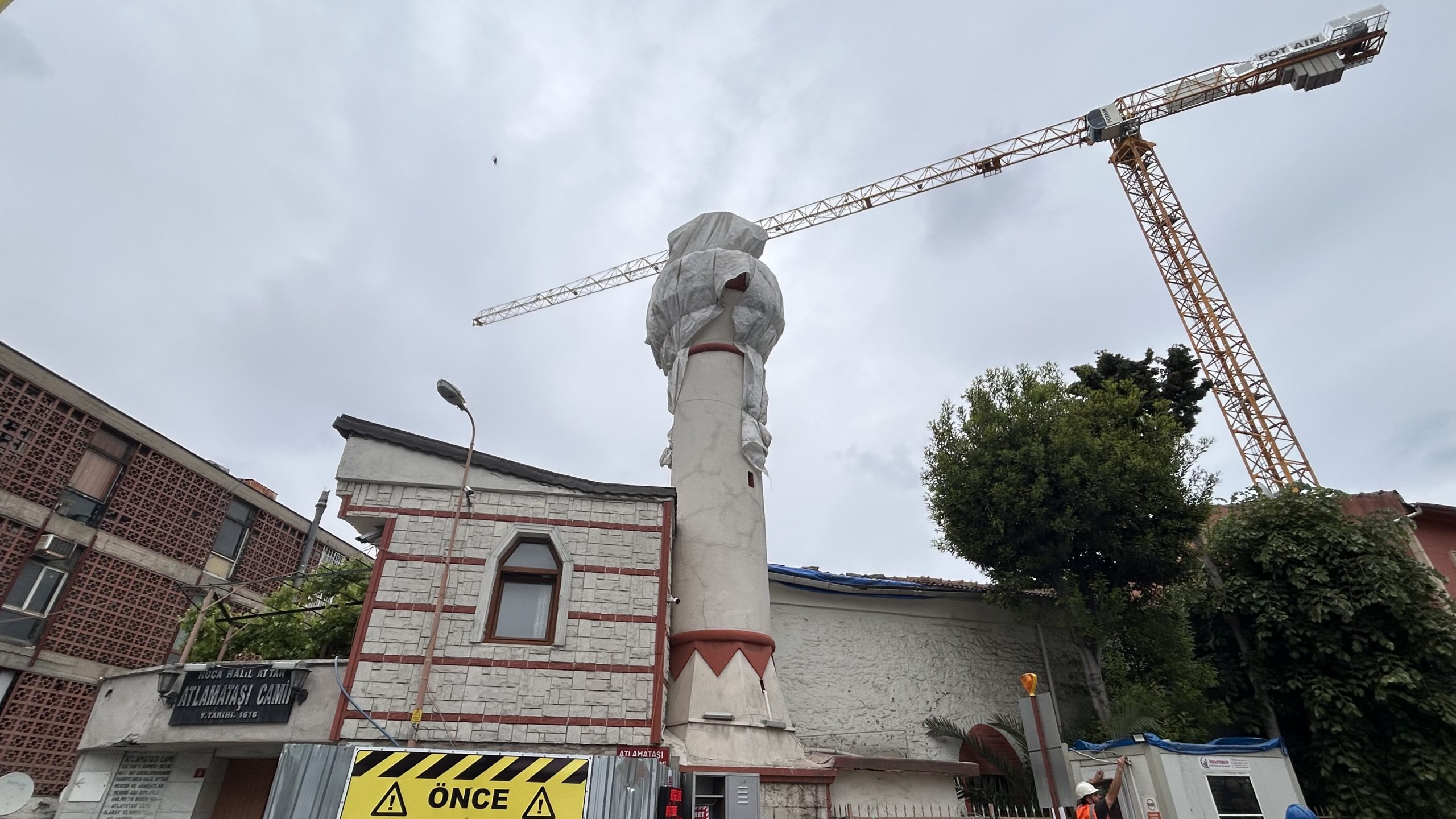 İstanbul’da 400 Yıllık Cami Minaresi Vinç Kazasıyla Yıkıldı