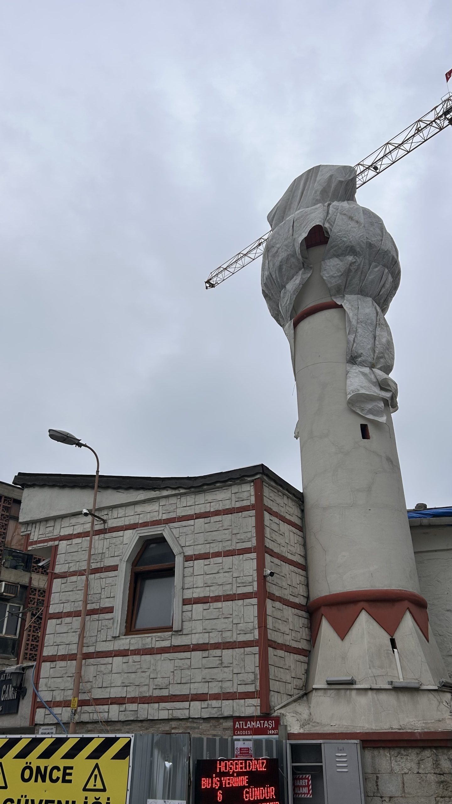 İstanbul’da 400 Yıllık Cami Minaresi Vinç Kazasıyla Yıkıldı