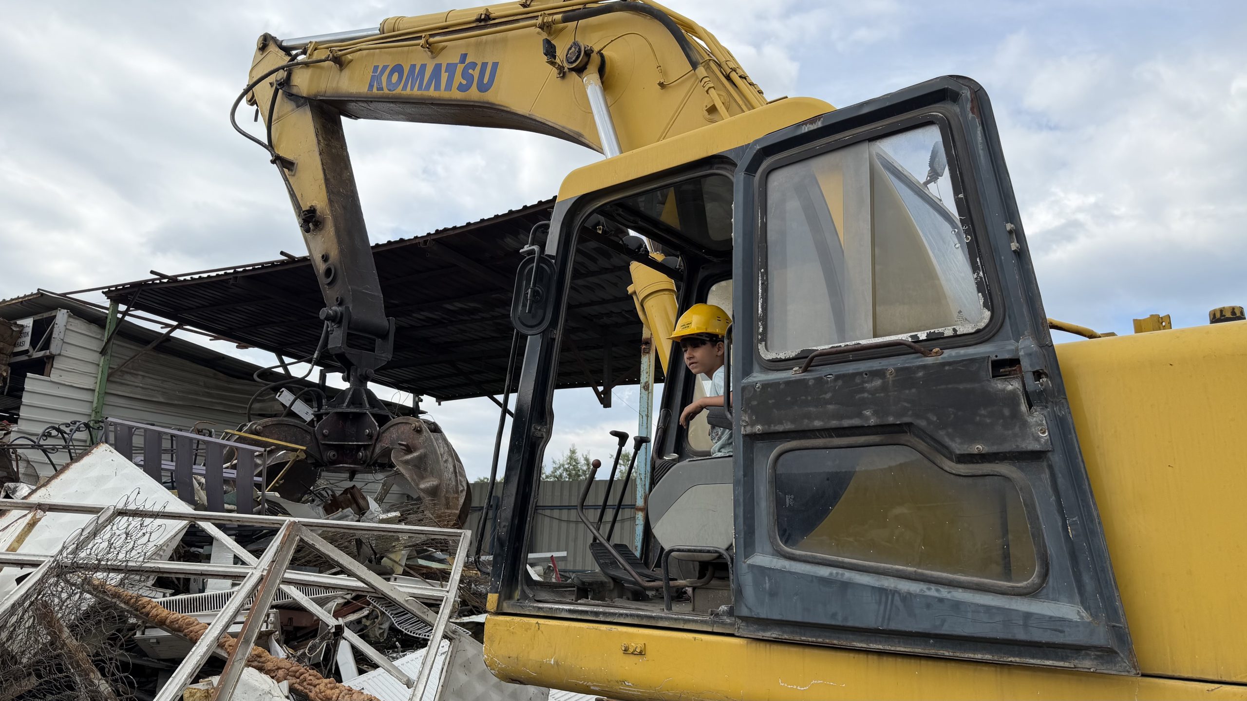 İznik’te Şaşırtan Görüntü: 6 Yaşındaki Çocuk Forklift Direksiyonunda