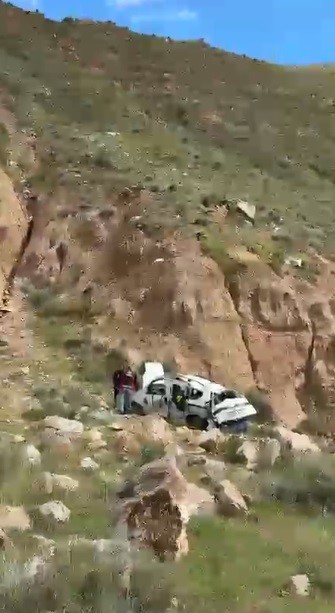 Kağızman’da 300 metrelik uçurumdan yuvarlanan araçtan iki kişi atlayarak kurtuldu
