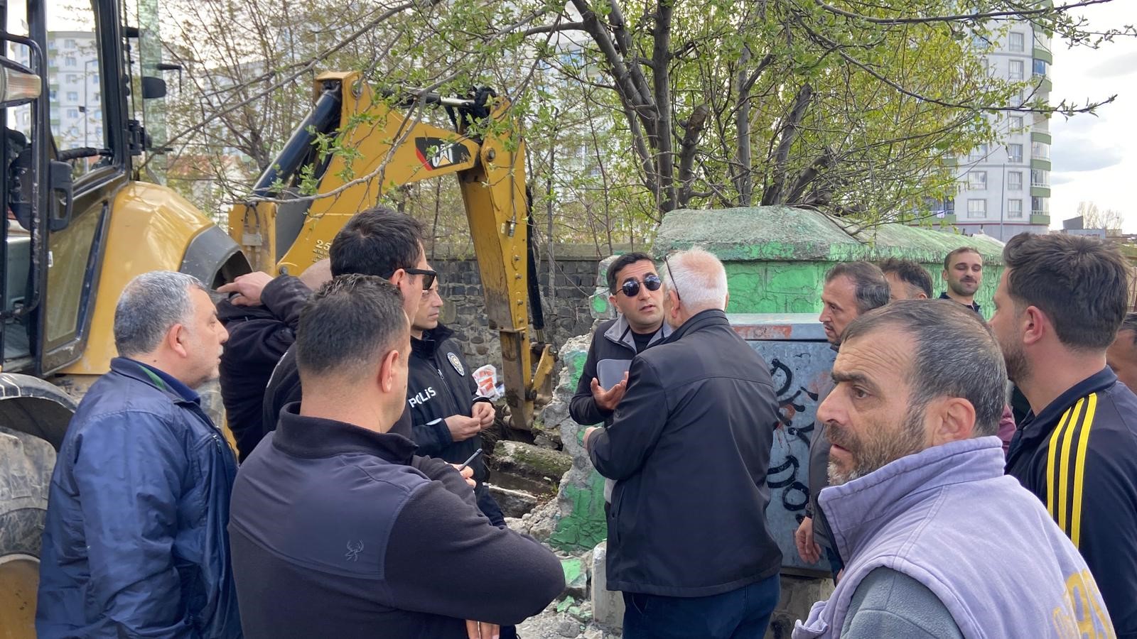 ERZURUM’DA TARİHİ TÜRBENİN TAŞINMASI GERGİNLİĞE NEDEN OLDU