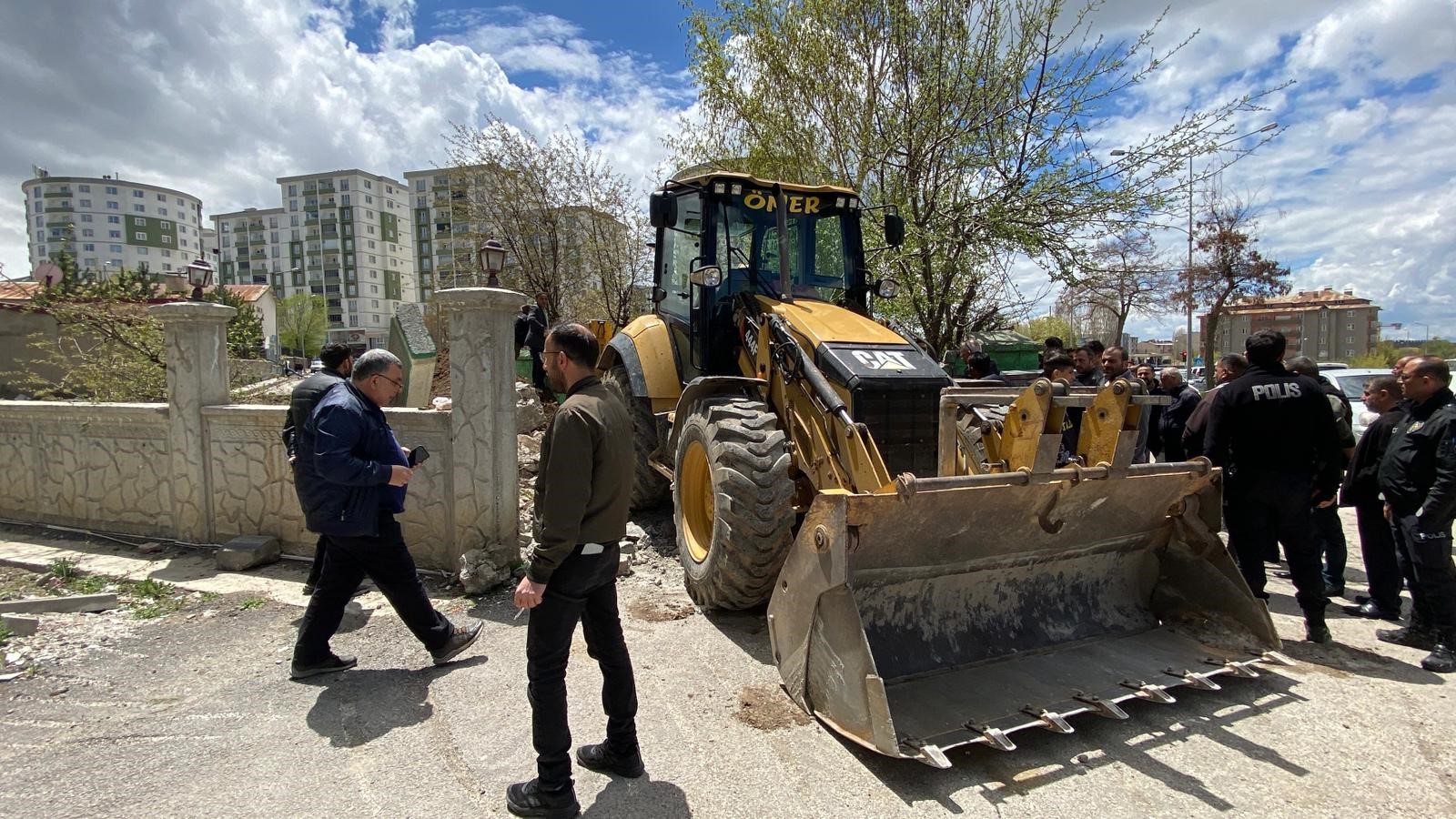 ERZURUM’DA TARİHİ TÜRBENİN TAŞINMASI GERGİNLİĞE NEDEN OLDU