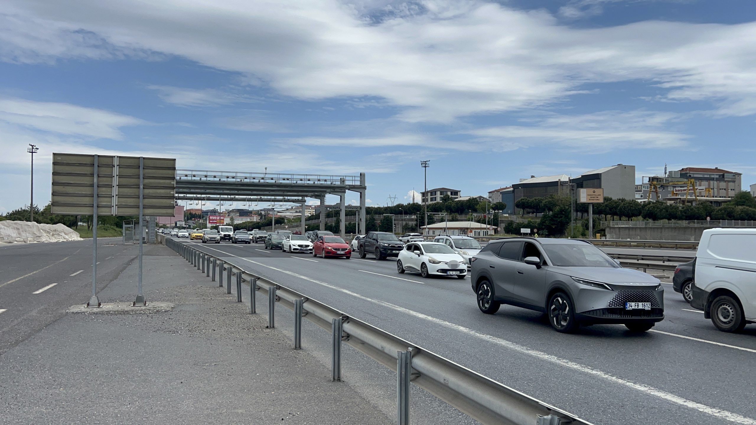 Bayram Dönüşü İstanbul’da Trafik Yoğunluğu: Çamlıca Gişeleri’nde Araç Kuyrukları Oluştu